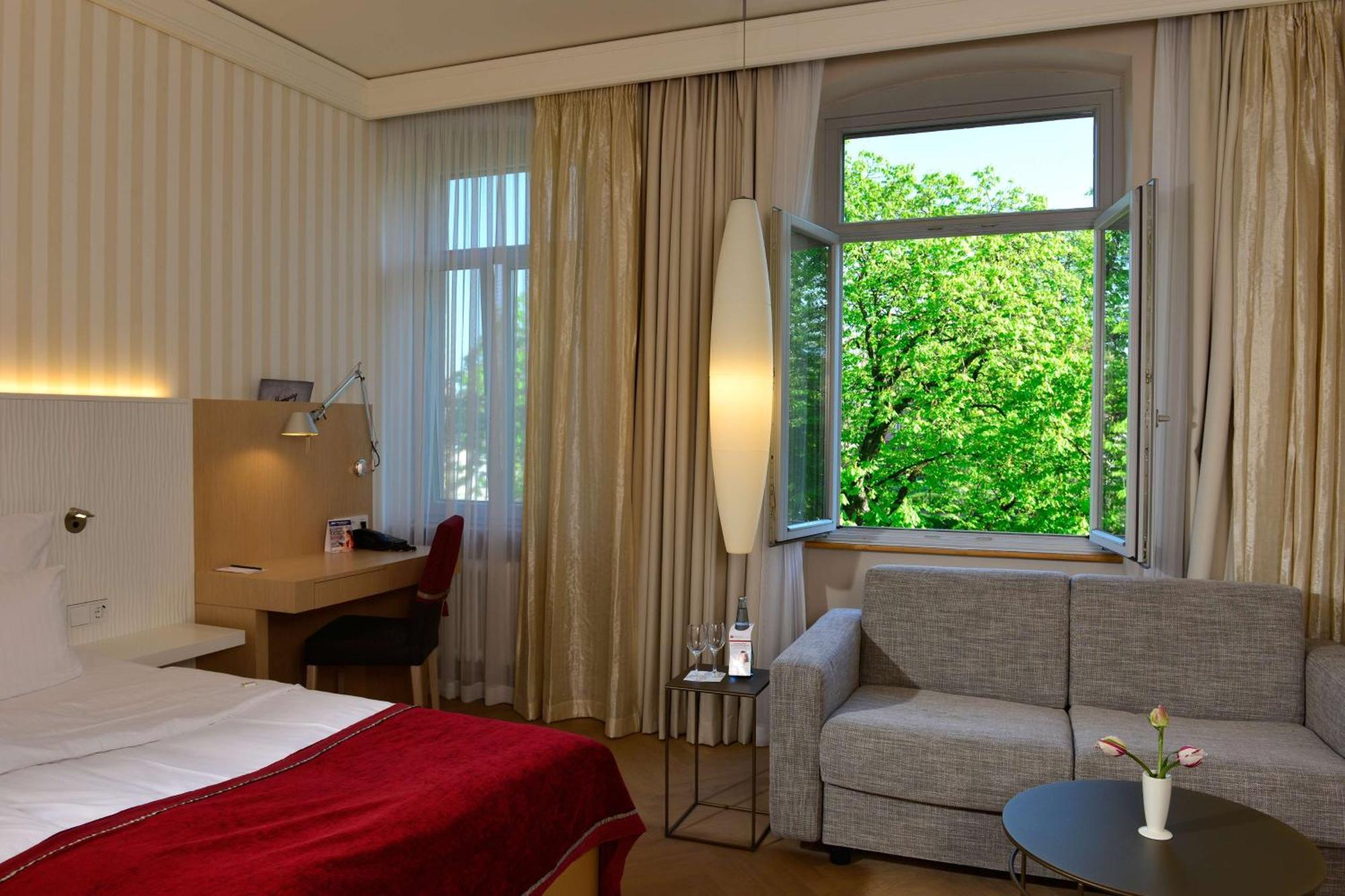 Western Premier Victoria Hotel 4*