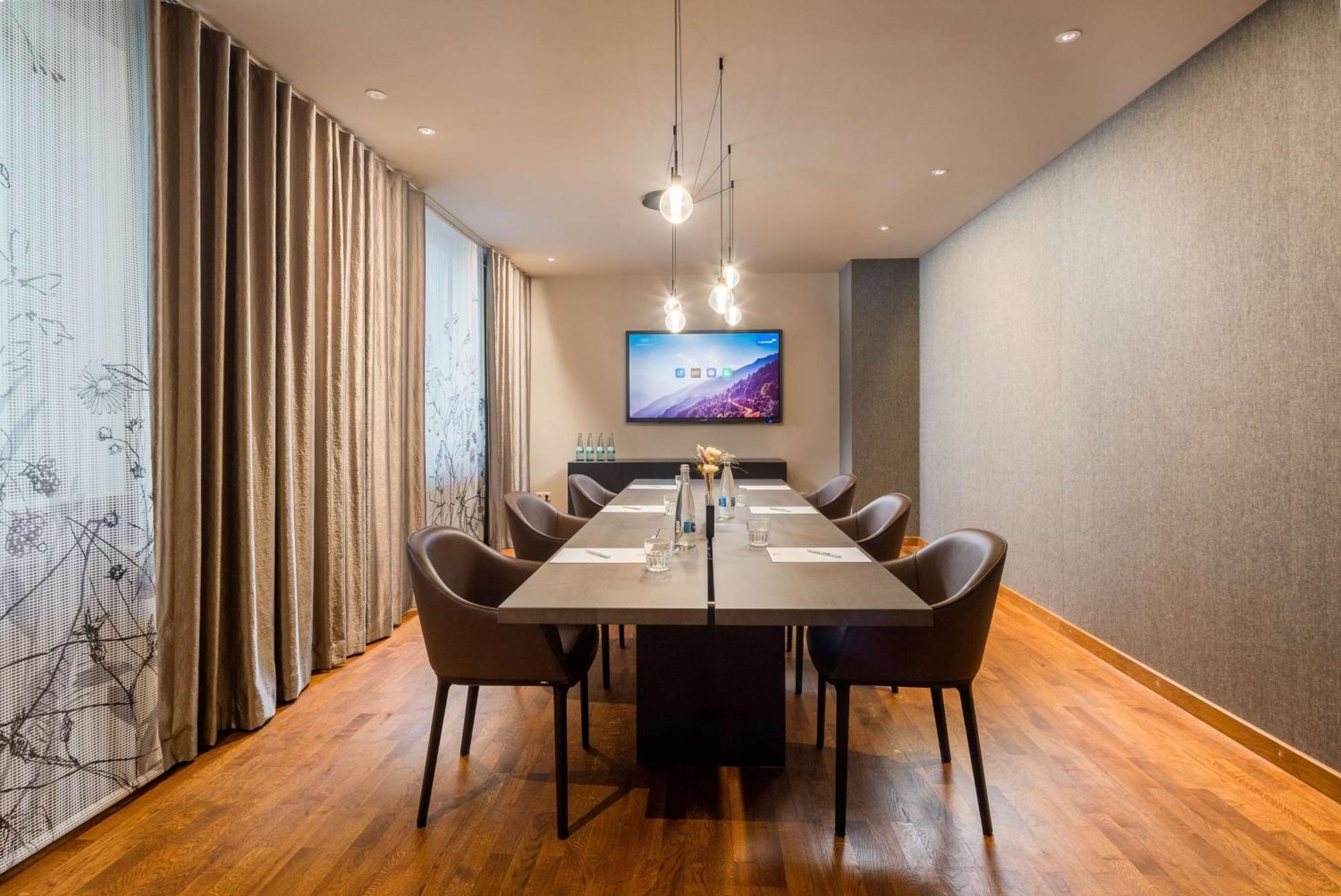 Western Premier Victoria Hotel 4*
